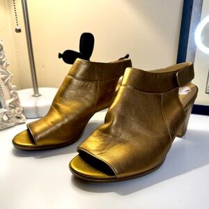 Naturalizer BRAND NEW Gold Ankle Bootie Heels Size 7.5W